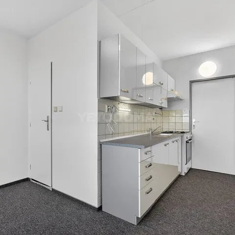 Cucina; elettrodomestici, pavimento in piastrelle