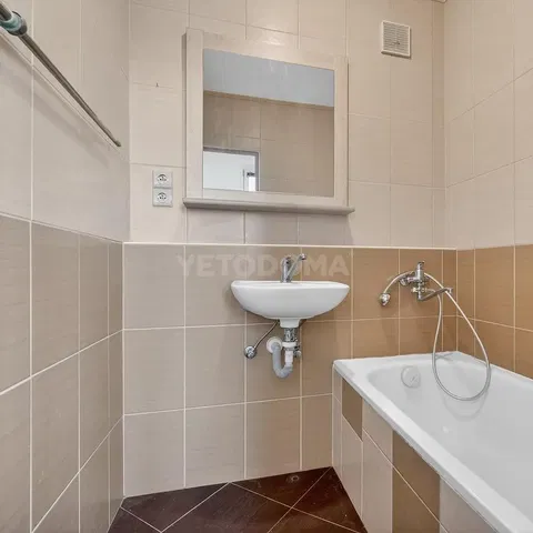 Bagno; pavimento in piastrelle, pavimento in piastrelle