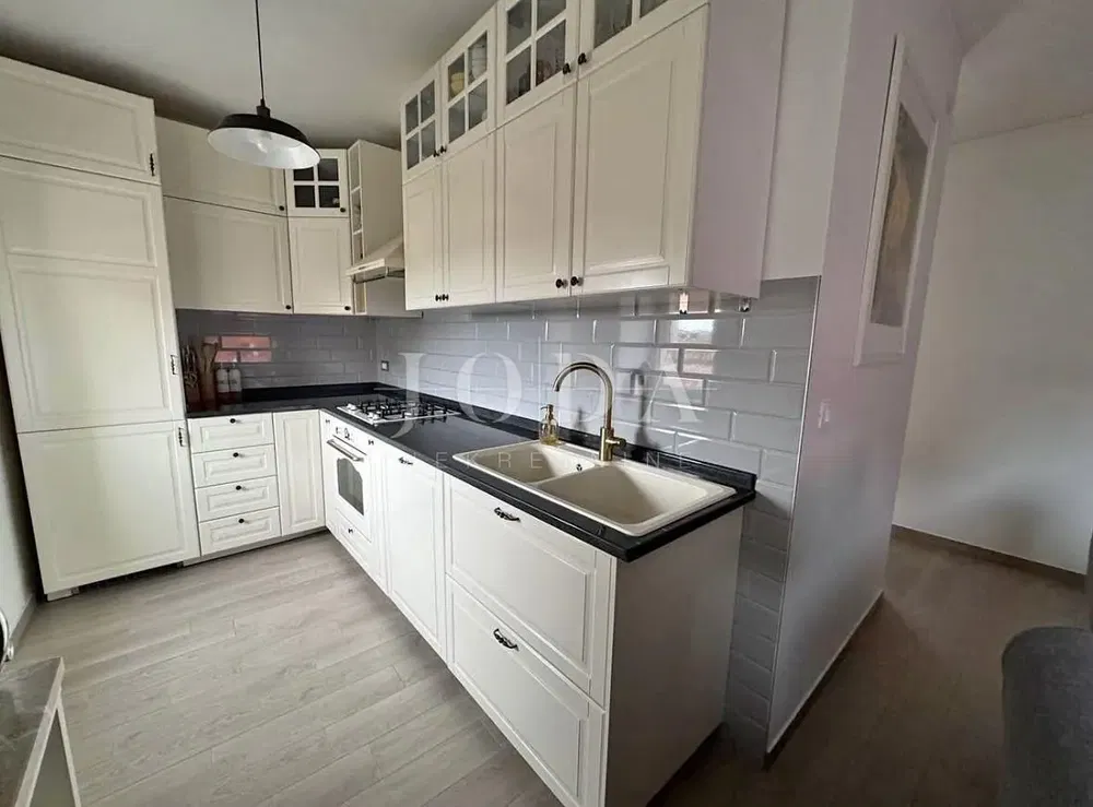 Küche; küchengeräte, fliesenboden