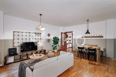 Oturma odası; doğal ışık, modern stil, ahşap zemin