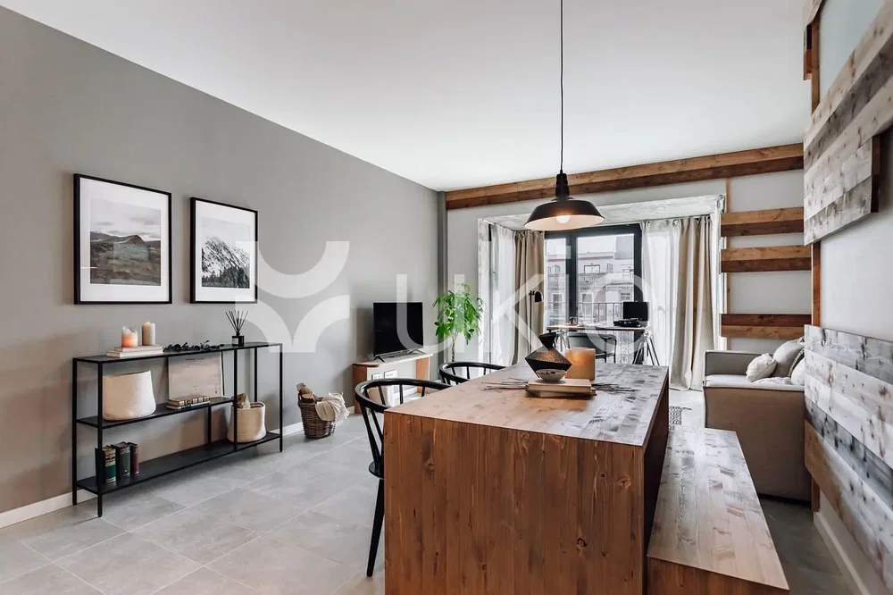 Oturma odası; ahşap kirişler, ahşap zemin, fayans zemin, doğal ışık, modern stil