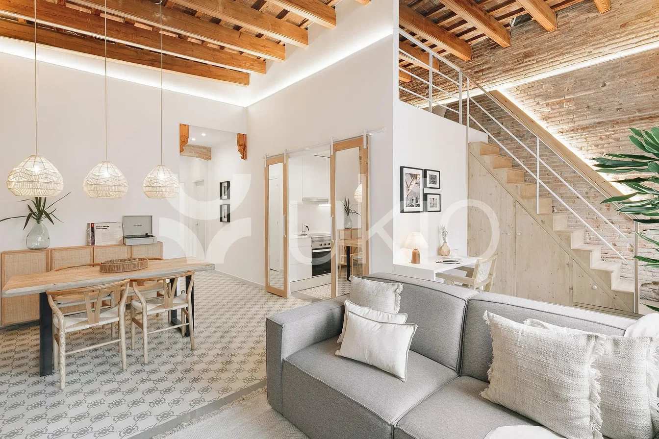 Obývací pokoj; dřevěné trámy, přirozené světlo, moderní styl