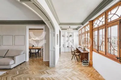 Salón; suelo de madera, luz natural, estilo moderno, vista