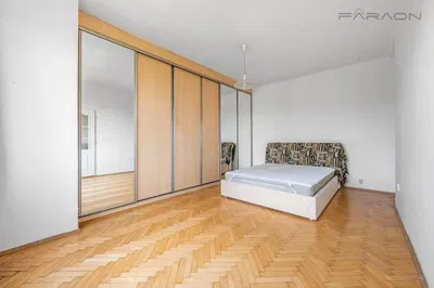 Chambre; parquet, lumière naturelle