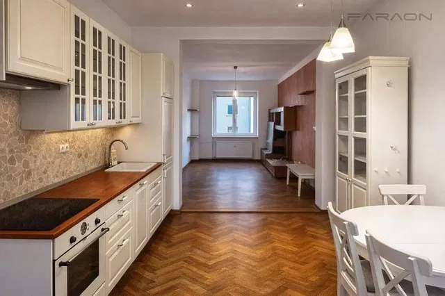 Cuisine; électroménager, parquet, lumière naturelle