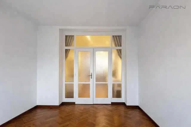 Chambre; parquet, lumière naturelle