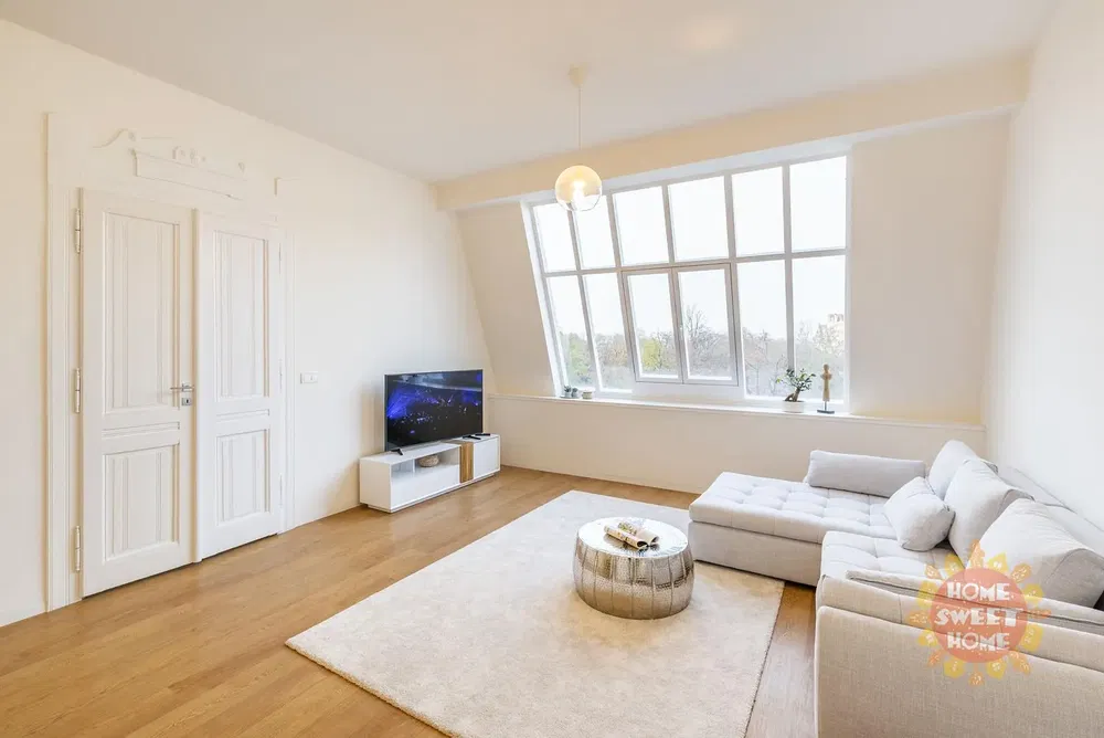 Wohnzimmer; tageslicht, holzboden, moderner stil