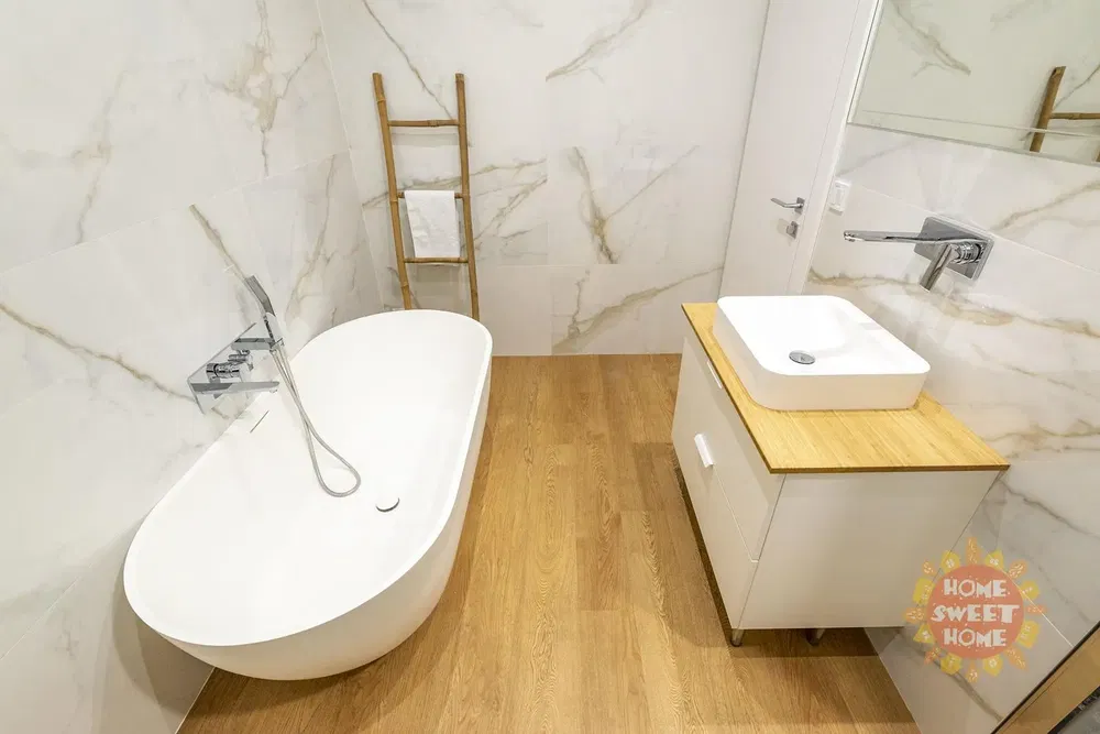 Badezimmer; fliesenboden, renoviert, tageslicht, moderner stil