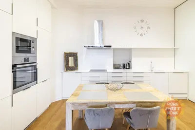Küche; küchengeräte, holzboden, moderner stil