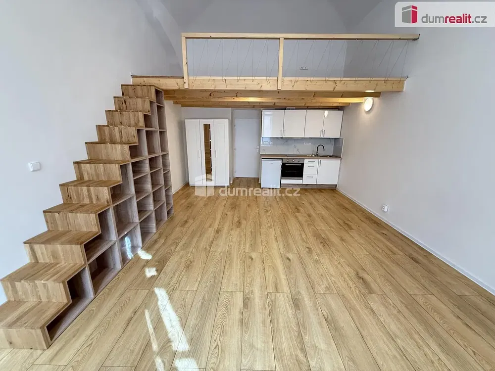Wohnzimmer; holzboden, renoviert, tageslicht