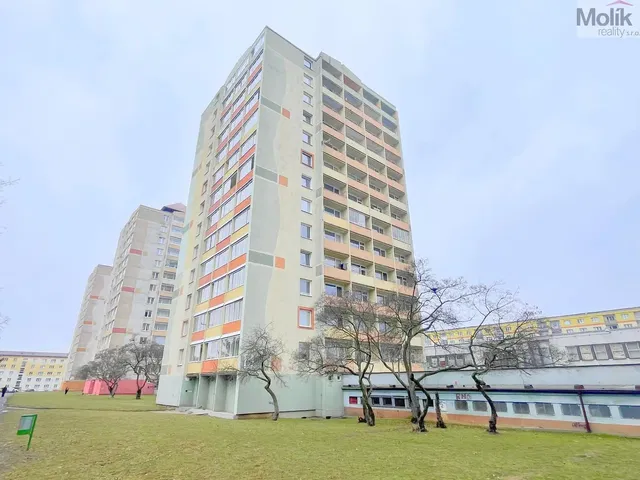 Къща и околности