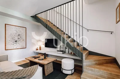 Oturma odası; modern stil, ahşap zemin, doğal ışık