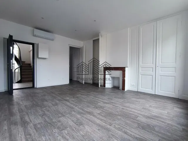 Sala de estar; luz natural, chão de madeira, renovado