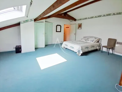 Schlafzimmer; tageslicht, holzbalken, hohe decken