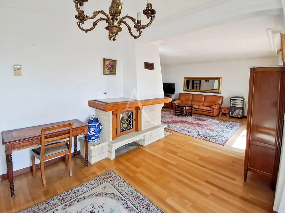 Wohnzimmer; holzboden, tageslicht, rustikaler stil