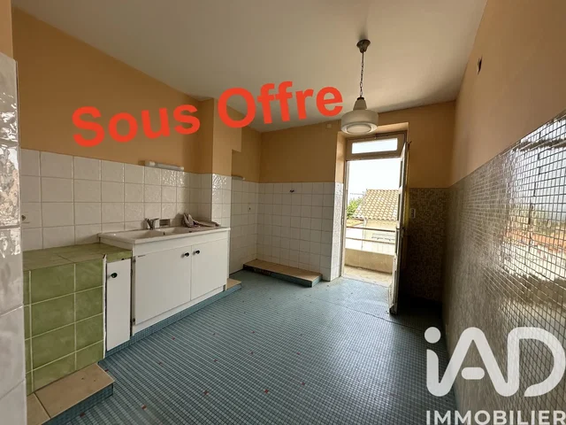 Bagno; pavimento in piastrelle, necessita ristrutturazione, luce naturale