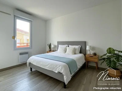 Ložnice; přirozené světlo, dřevěná podlaha, moderní styl