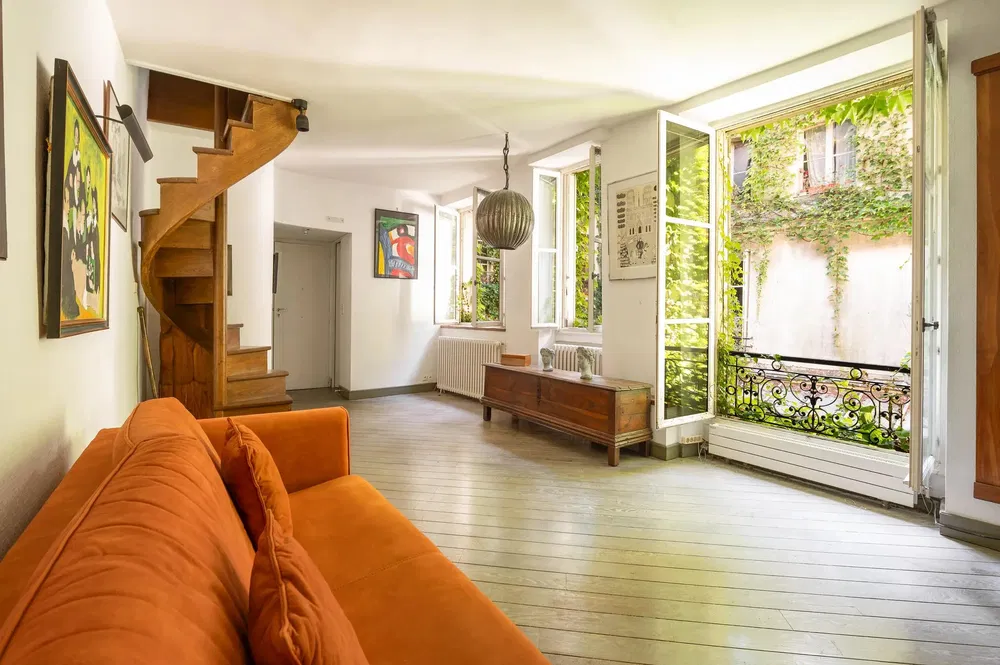 Dnevni boravak; pogled, drveni pod, prirodna svjetlost, moderan stil