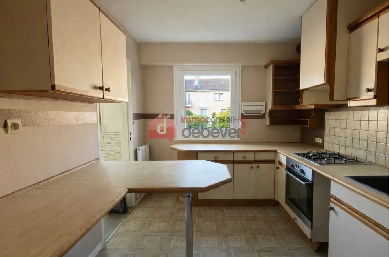 Mutfak; mutfak aletleri, fayans zemin, doğal ışık