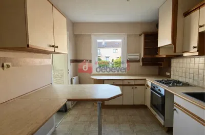 Mutfak; mutfak aletleri, fayans zemin, doğal ışık