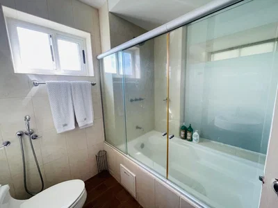 Bagno; pavimento in piastrelle, luce naturale, ristrutturato