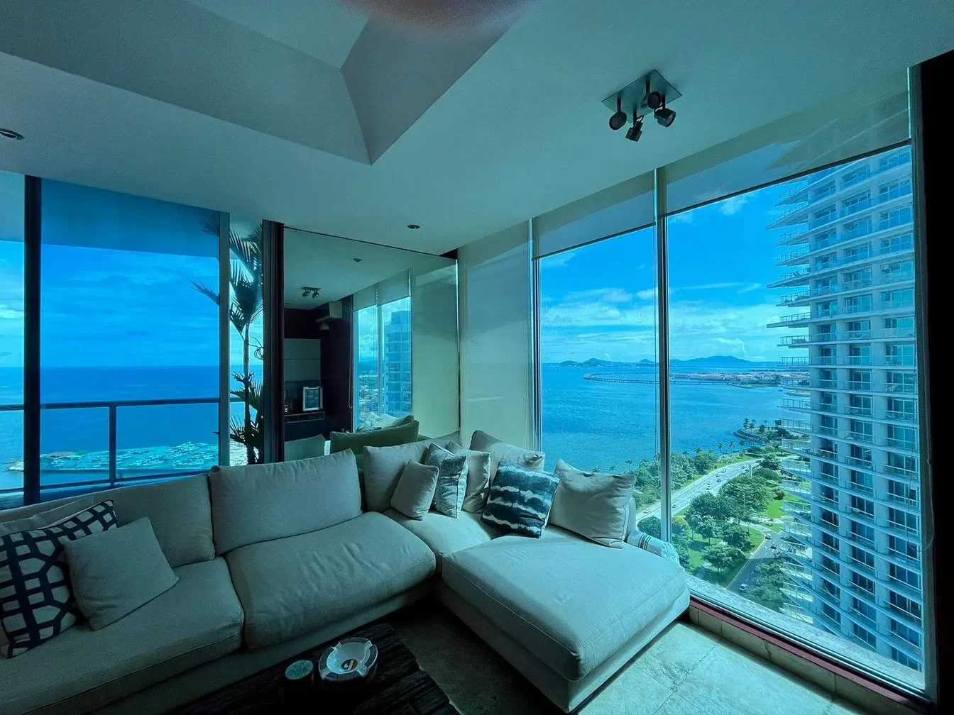 Дневна соба; поглед, природно светло