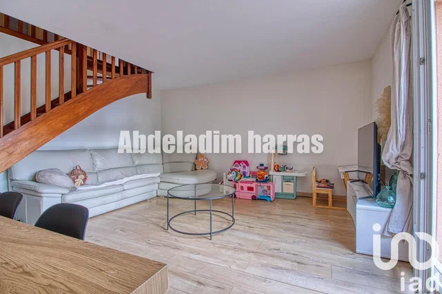 Salon; podłoga drewniana, światło dzienne