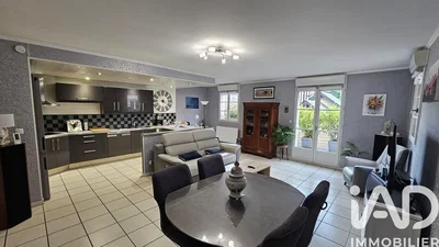 Wohnzimmer; küchengeräte, fliesenboden, tageslicht, moderner stil