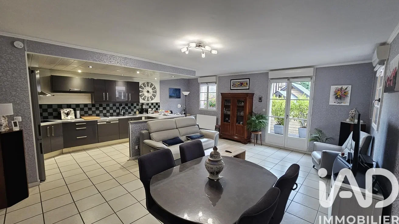 Σαλόνι; συσκευές κουζίνας, πλακάκια, φυσικό φως, μοντέρνο στυλ