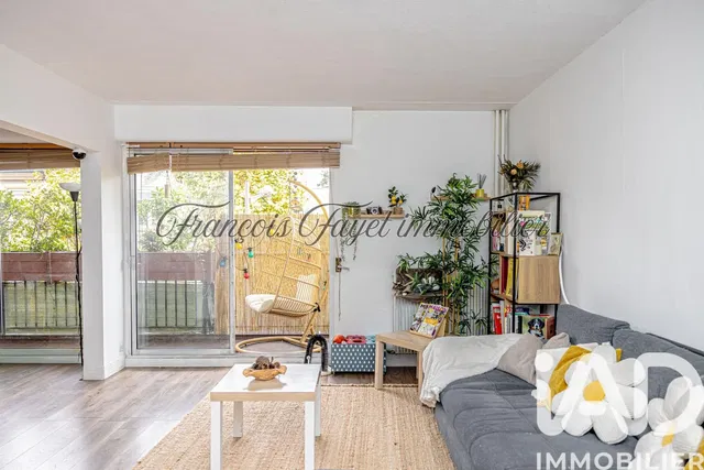 Σαλόνι; θέα, ξύλινο πάτωμα, φυσικό φως, μοντέρνο στυλ