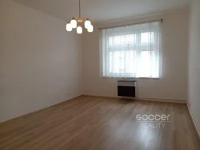 Salon; lumière naturelle, parquet, rénové