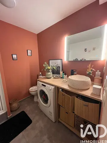 Тоалетна; плочки, естествена светлина, модерен стил