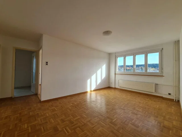 Дневна соба; дрвени под, природно светло, поглед