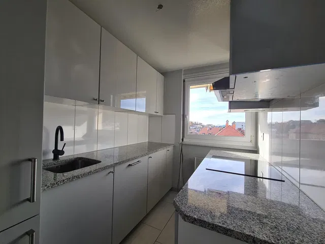 Кухиња; кухињски апарати, поглед, плочице, природно светло