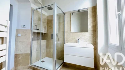 Купатило; плочице, реновиран, природно светло