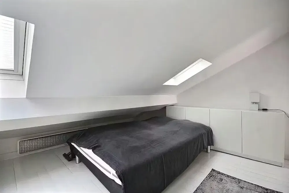 Quarto; chão de madeira, luz natural, estilo moderno