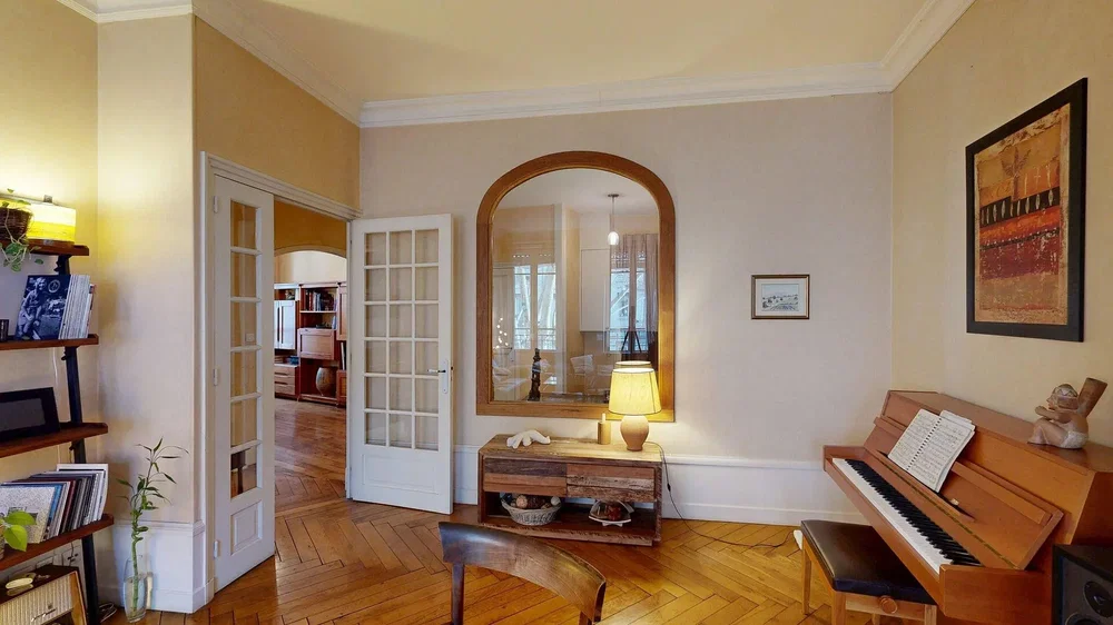 Oturma odası; ahşap zemin, doğal ışık, rustik stil