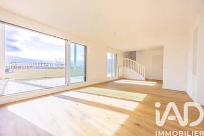 Oturma odası; manzara, ahşap zemin, doğal ışık