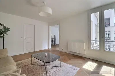 Oturma odası; doğal ışık, ahşap zemin, modern stil