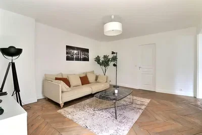 Oturma odası; ahşap zemin, doğal ışık, modern stil