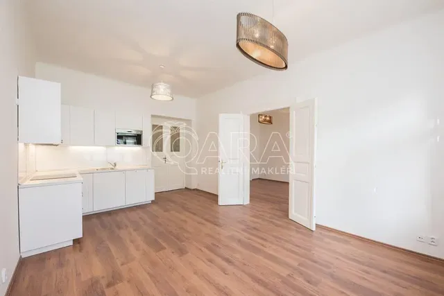 Cucina; pavimento in legno, luce naturale