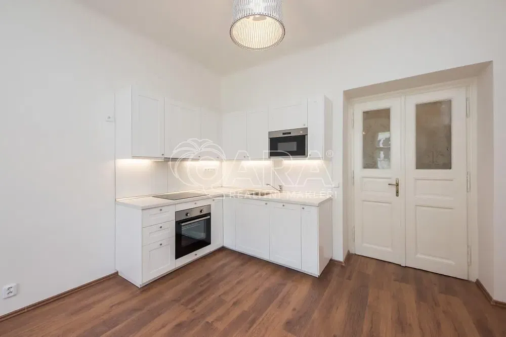 Cuisine; électroménager, parquet, rénové, lumière naturelle