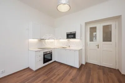 Cuisine; électroménager, parquet, rénové, lumière naturelle