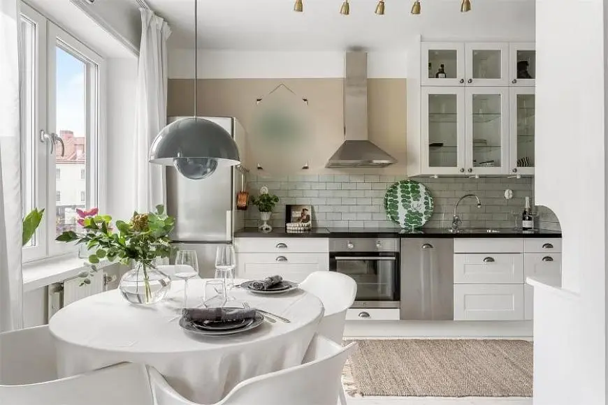 Kuhinja; kućanski aparati, prirodna svjetlost, moderan stil