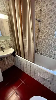 Badezimmer; fliesenboden, tageslicht, renovierungsbedürftig