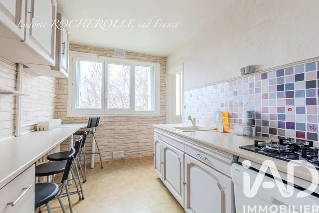 مطبخ; أجهزة المطبخ, أرضية من البلاط, ضوء طبيعي