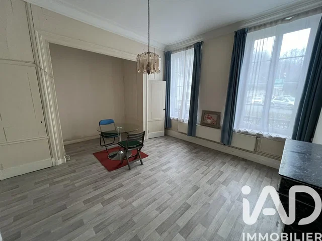 Obývací pokoj; dlažba, výhled, přirozené světlo
