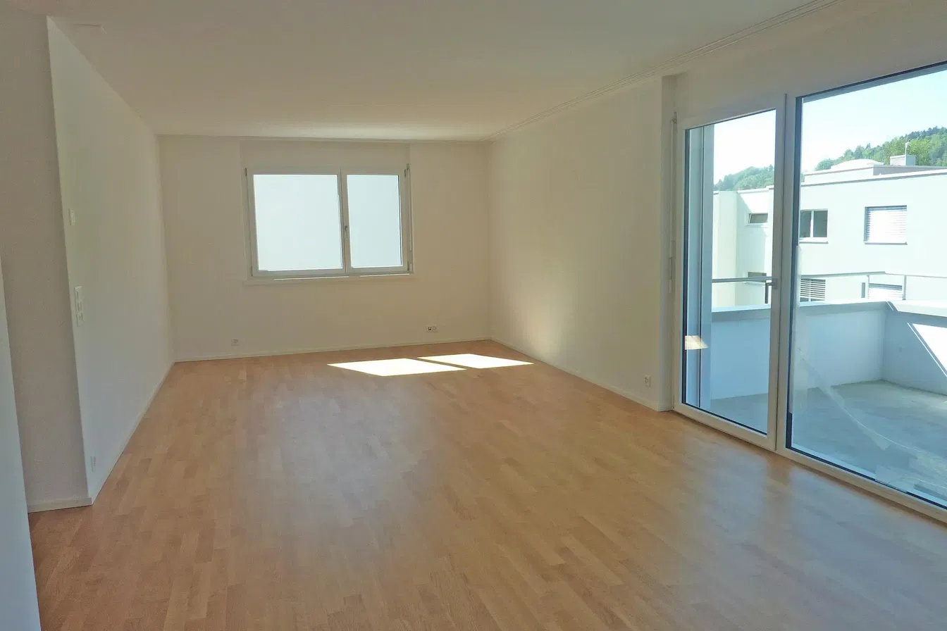 Wohnzimmer; blick, tageslicht, holzboden, renoviert