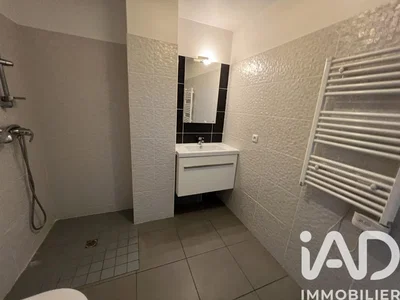Salle de bain; carrelage, rénové, lumière naturelle, style moderne
