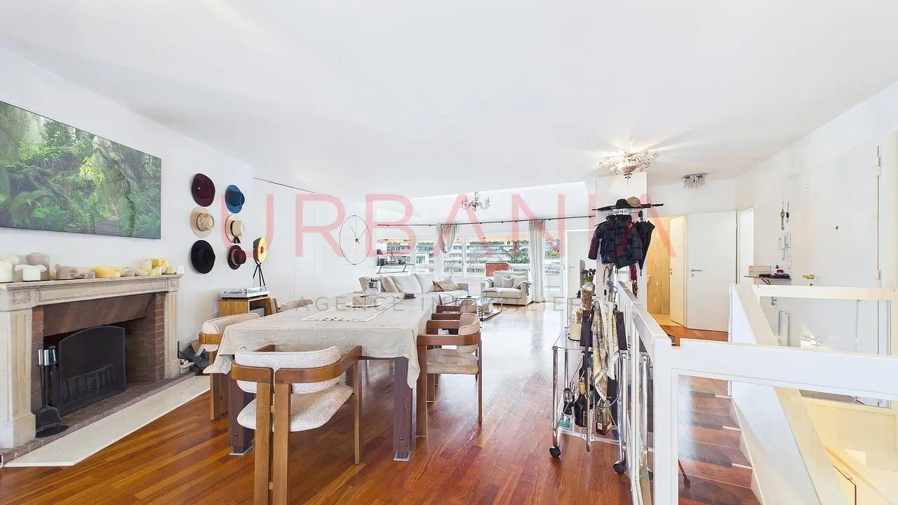 Salon; cheminée, parquet, lumière naturelle, style moderne